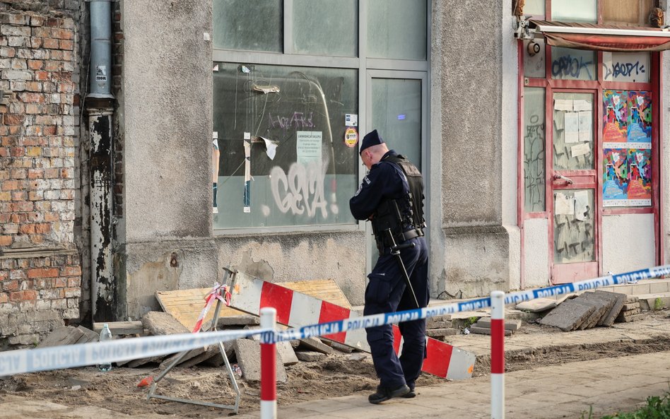 Miejsce znalezienia trzech ciał w pustostanie przy ulicy Grzybowskiej na warszawskiej Woli.