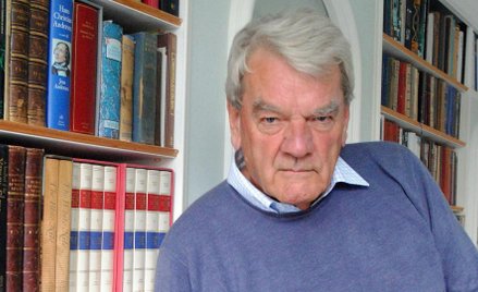 Negacjonista oprowadzi wycieczkę po obozach śmierci