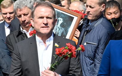 Wiktor Medwedczuk wśród partyjnych kolegów obchodzi Dzień Zwycięstwa w Kijowie, 9 maja 2021 r.