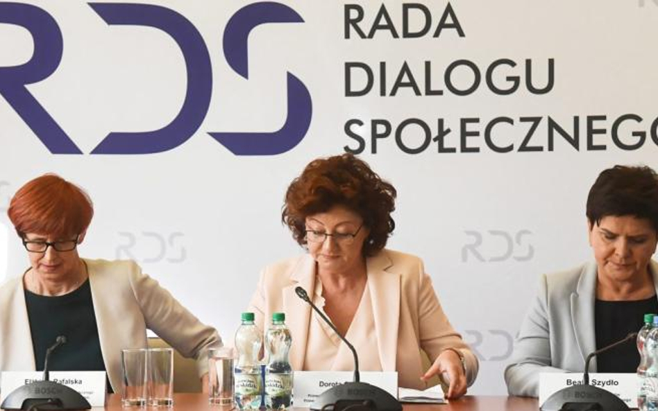 Minister Elżbieta Rafalska, wicepremier Beata Szydło i przewodnicząca RDS Dorota Gardias podczas pon