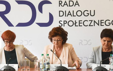 Minister Elżbieta Rafalska, wicepremier Beata Szydło i przewodnicząca RDS Dorota Gardias podczas pon