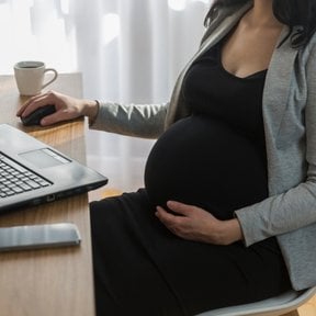 Jeżeli kobieta miesiączkuje, to zajście w ciążę nawet po 50 roku życia jest możliwe.