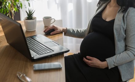 Jeżeli kobieta miesiączkuje, to zajście w ciążę nawet po 50 roku życia jest możliwe.