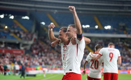 Piłkarze reprezentacji Polski, Matty Cash i Kamil Grosicki, cieszą się z gola podczas meczu towarzys