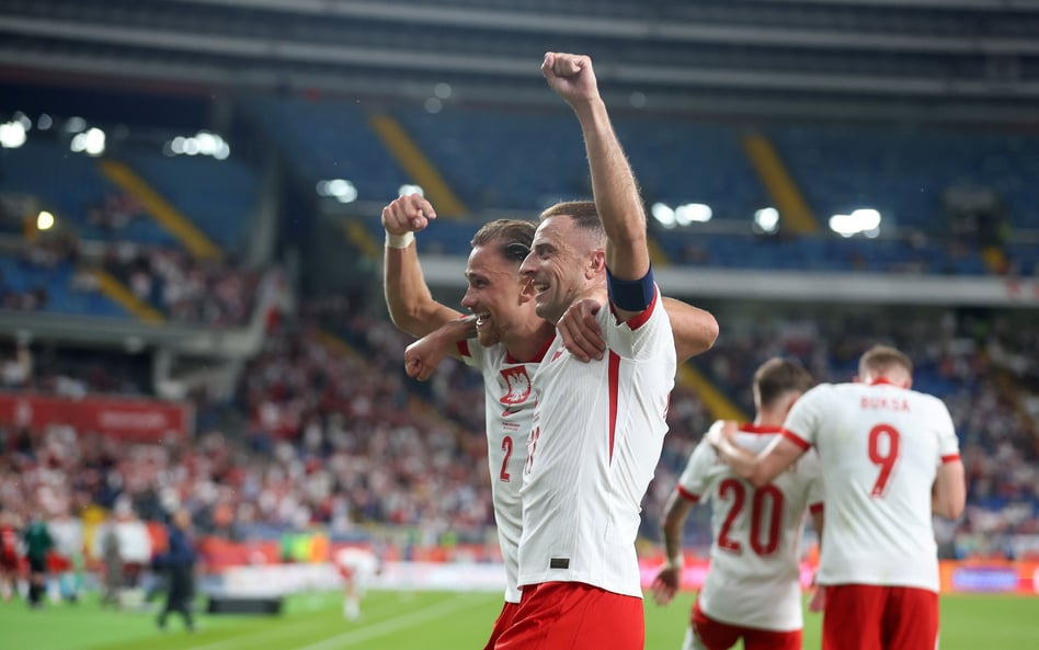 Piłkarze reprezentacji Polski, Matty Cash i Kamil Grosicki, cieszą się z gola podczas meczu towarzys