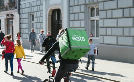 Raport: w pandemii wydaliśmy online dodatkowy bilion dolarów