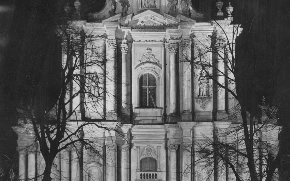 Fasada kościoła wizytek przy ul. Krakowskie Przedmieście w Warszawie, marzec 1935 r.