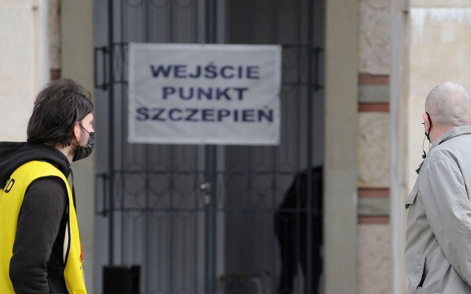 Akcja "Zaszczep się w majówkę". Kolejki przed mobilnymi punktami szczepień