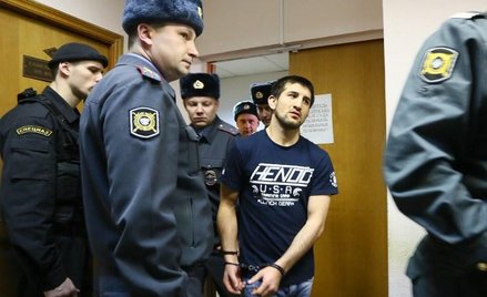 Rasuł Mirzajew przed wejściem na salę sądową