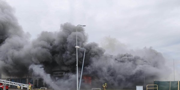 Pożar „chińskiego marketu” w Czersku. Z ogniem walczyło ok. 100 strażaków