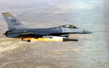 Samolot wielozadaniowy Lockheed F-16 odpala pocisk AGM-65 Maverick. Fot./USAF.