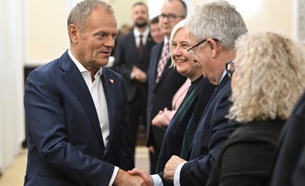 Premier Donald Tusk (L), minister przemysłu Marzena Czarnecka (2P) i minister rolnictwa i rozwoju ws