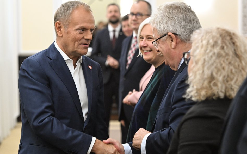 Premier Donald Tusk (L), minister przemysłu Marzena Czarnecka (2P) i minister rolnictwa i rozwoju ws