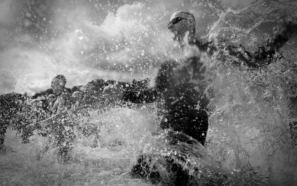 1. miejsce - Mirosław Pieślak. Zdjęcia przedstawiają zmagania triathlonistów na dystansie Ironman. Z