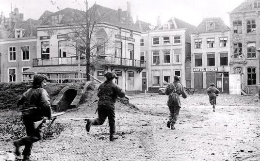 Listopad 1944 r.: alianckie oddziały szturmowe na ulicach Vlissingen w Holandii