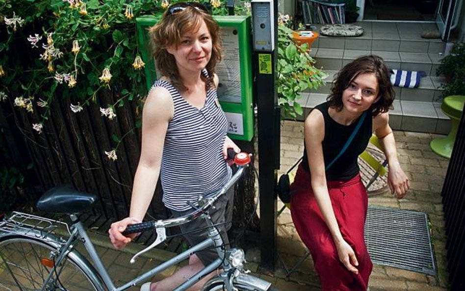 Kasia Kazimierowska (od lewej) i Ala Pękalska – inicjatorki Saska Expo przed kawiarnią Kępa Cafe