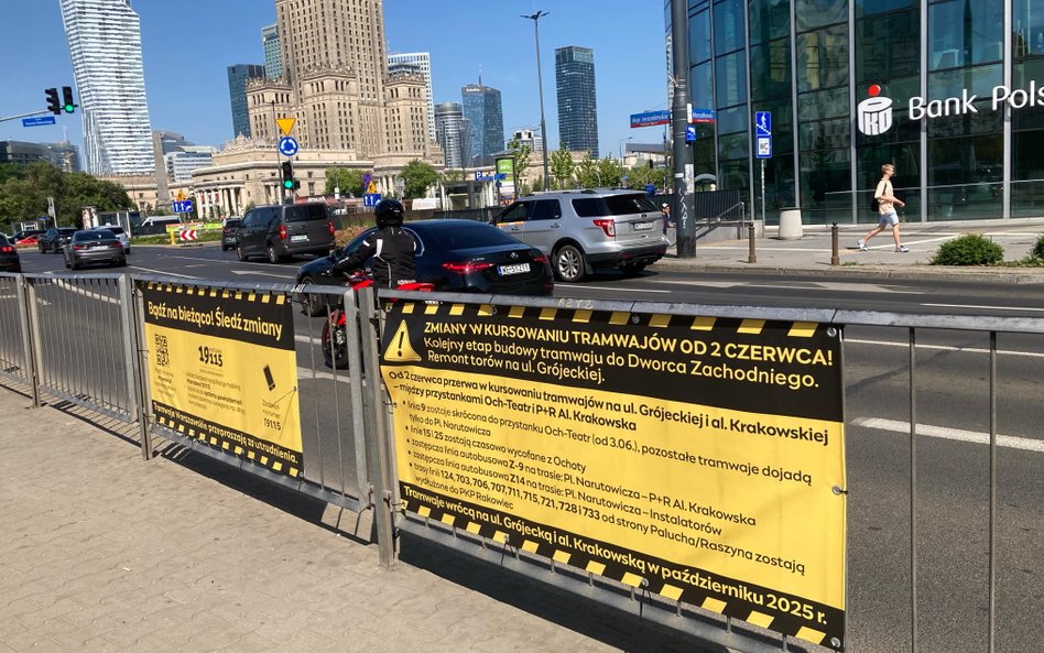 W centrum znajdziemy liczne tablice informujące o zmianach