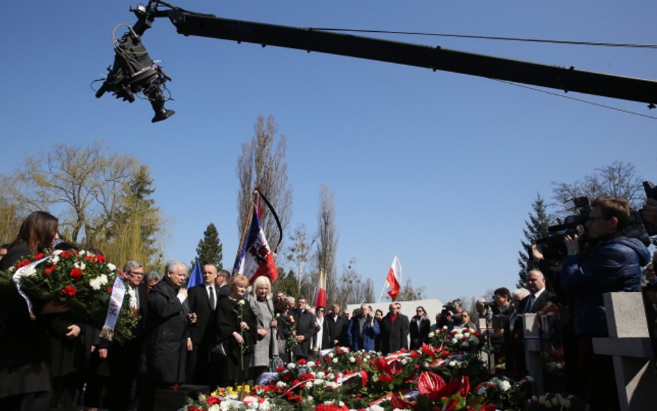 Prezes PiS Jarosław Kaczyński składa kwiaty na grobach ofiar katastrofy smoleńskiej, na Cmentarzu Wo