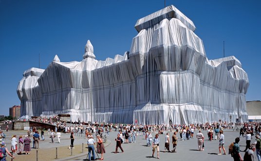 Rok 1995. Reichstag opakowany przez Christo i Jeanne-Claude.