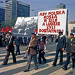 Pochód pierwszomajowy w Warszawie: Słynne zdjęcie i słynne hasło (fot. Bogdan Łopienski)