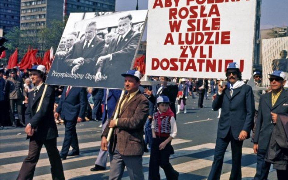 Pochód pierwszomajowy w Warszawie: Słynne zdjęcie i słynne hasło (fot. Bogdan Łopienski)
