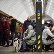 Mieszkańcy Kijowa szukają schronienia na stacjach metra