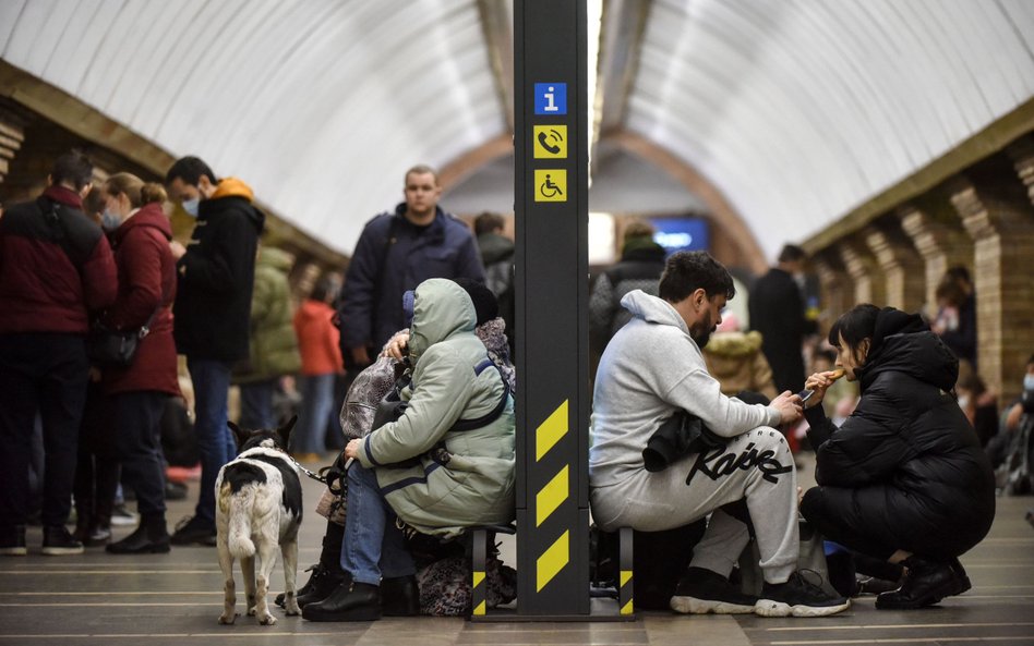 Mieszkańcy Kijowa szukają schronienia na stacjach metra