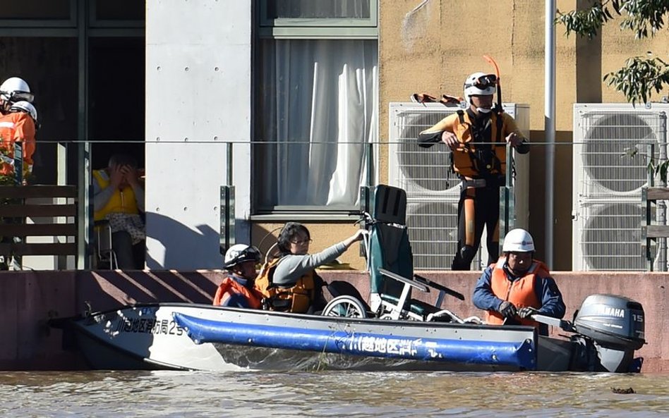 Już 19 ofiar tajfunu w Japonii. Kobieta spadła z helikoptera