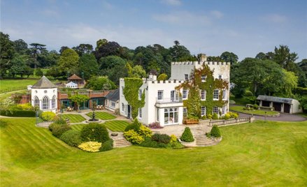 Luksusowy dom pirata na sprzedaż. Ma basen i dostęp do morza