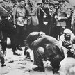 Wiedeńscy Żydzi zmuszani przez nazistów do mycia ulic (marzec 1938 r.)