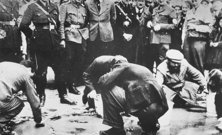 Wiedeńscy Żydzi zmuszani przez nazistów do mycia ulic (marzec 1938 r.)