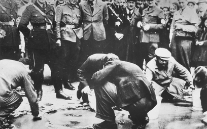 Wiedeńscy Żydzi zmuszani przez nazistów do mycia ulic (marzec 1938 r.)