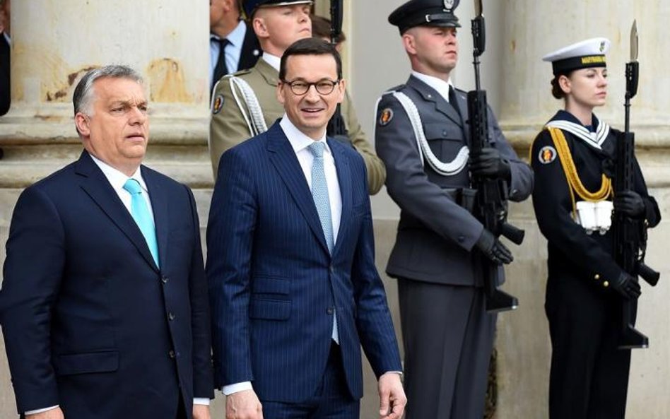 Premierzy Viktor Orbán i Mateusz Morawiecki. Według szefa polskiego rządu Warszawa i Budapeszt mają 