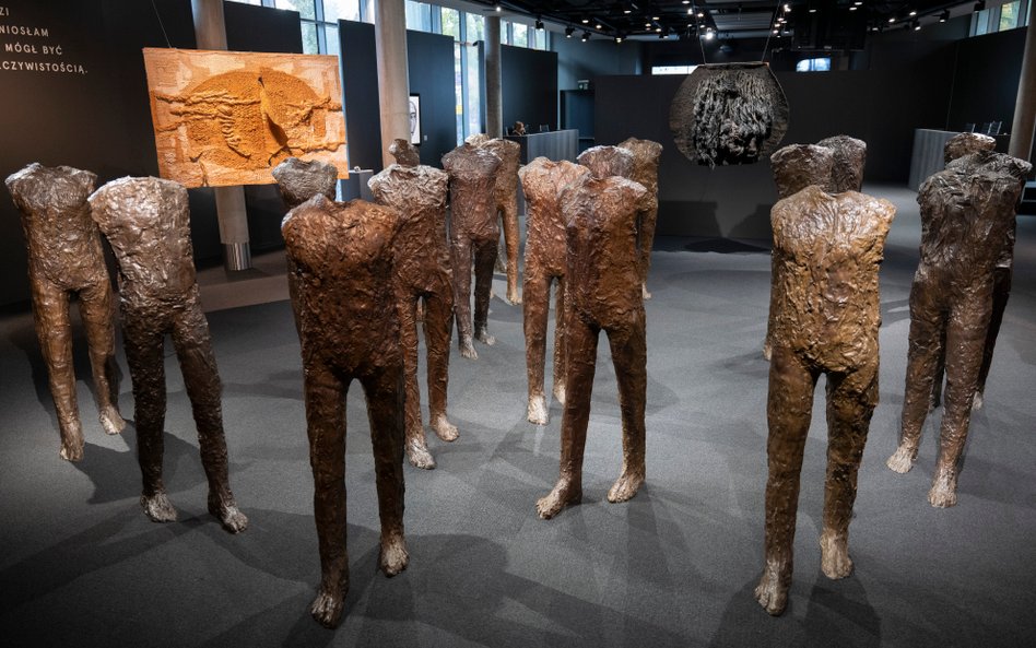 Rekordowe prace Magdaleny Abakanowicz: "Caminando" i "Structure"