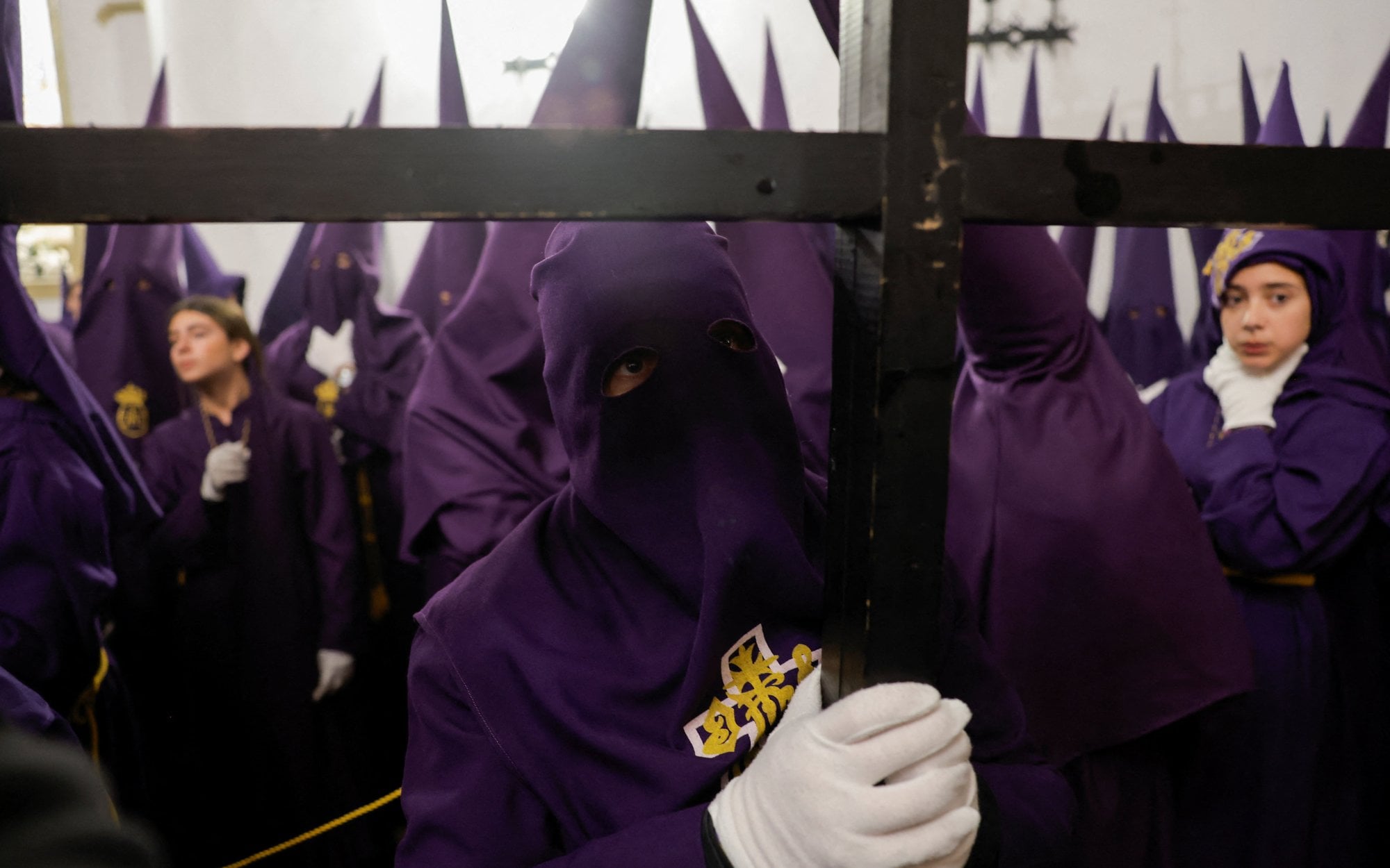 Ludzie w kapturach na ulicach hiszpańskich miast. To Semana Santa, fascynująca tradycja wielkanocna