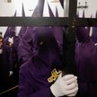Członkowie Bractwa Padre Jesus, pełniący rolę pokutników, czekają w kościele na procesję w Wielkim T