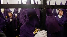 Członkowie Bractwa Padre Jesus, pełniący rolę pokutników, czekają w kościele na procesję w Wielkim T