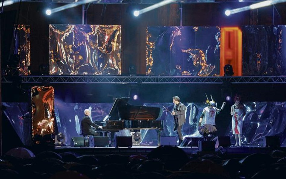 Mimo deszczu kilka tysięcy ludzi przyszło na koncert „Tu Warszawa” na pl. Defilad