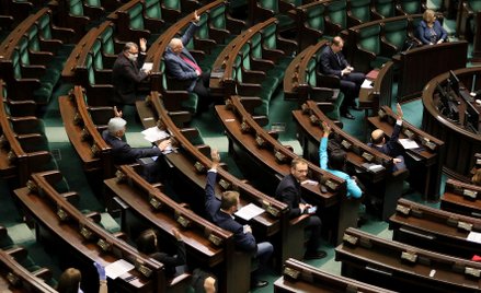 W Sejmie oficjalnie i nieoficjalnie mówi się o kolejnych możliwych transferach do Porozumienia