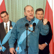 Karol Modzelewski i Jacek Kuroń odznaczeni Orderem Orła Białego przez Aleksandra Kwaśniewskiego, mar