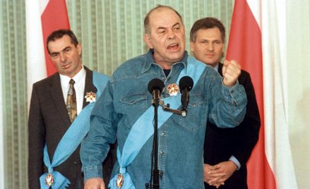 Karol Modzelewski i Jacek Kuroń odznaczeni Orderem Orła Białego przez Aleksandra Kwaśniewskiego, mar