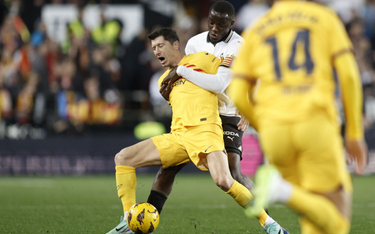 Robert Lewandowski (FC Barcelona) w walce o piłkę z Mouctarem Diakhabym (Valencia CF)