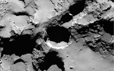 Sonda przesłała na Ziemię zdjęcia nietypowych regularnych otworów na powierzchni komety