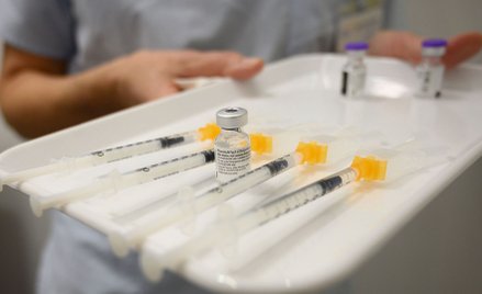 Jaki odstęp między dawkami szczepionki przeciw COVID? BioNTech ostrzega przed opóźnieniami
