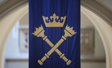Logo Uniwersytetu Jagiellońskiego w Auli Collegium Novum UJ w Krakowie