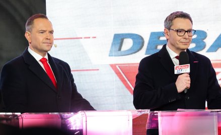 Karol Nawrocki podczas debaty TV Republika w Końskich. Z prawej Michał Adamczyk, dyrektor programowy