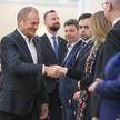 Premier Donald Tusk (L) oraz minister finansów Andrzej Domański (4L) na posiedzeniu rządu w siedzibi