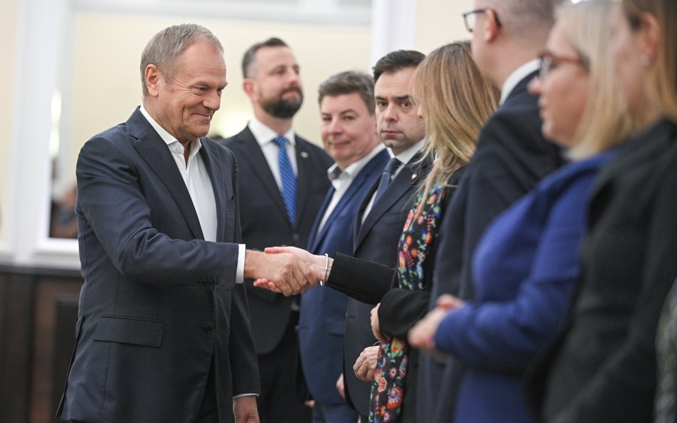 Premier Donald Tusk (L) oraz minister finansów Andrzej Domański (4L) na posiedzeniu rządu w siedzibi