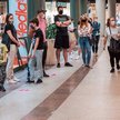 Galerie handlowe powoli ożywają. Otwarto też już część kin