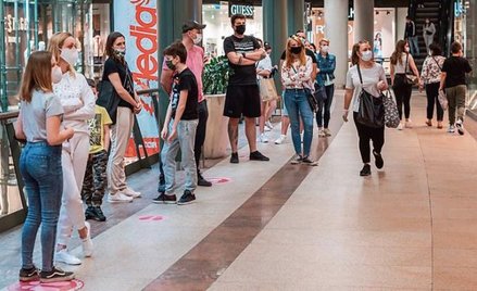 Galerie handlowe powoli ożywają. Otwarto też już część kin
